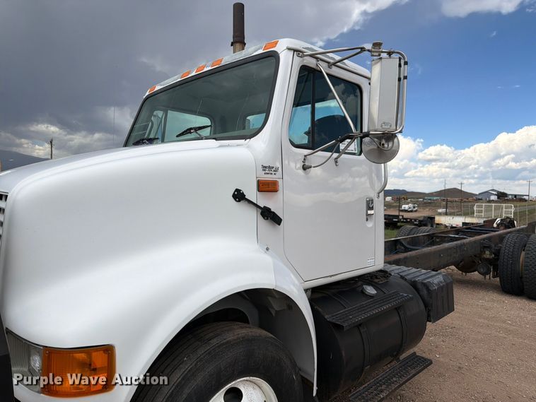 image for item FM7617 2001 International 8100 truck cab and chassis