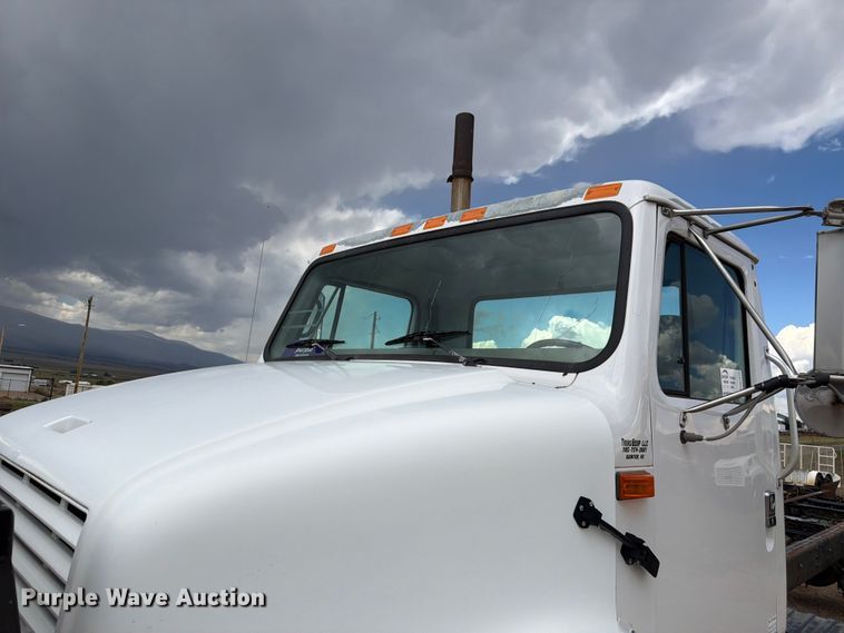 image for item FM7617 2001 International 8100 truck cab and chassis