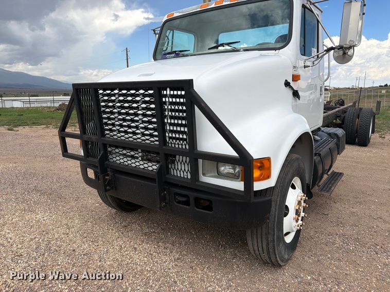image for item FM7617 2001 International 8100 truck cab and chassis
