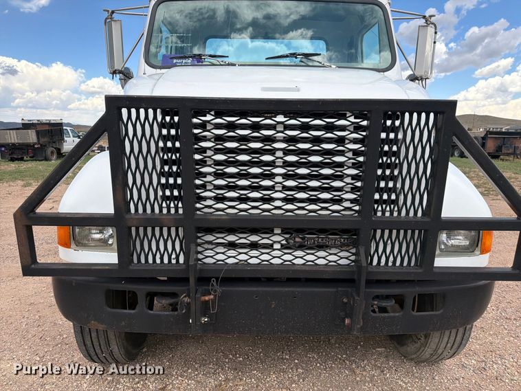 image for item FM7617 2001 International 8100 truck cab and chassis