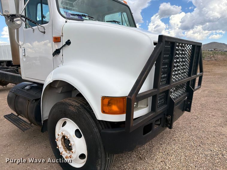 image for item FM7617 2001 International 8100 truck cab and chassis