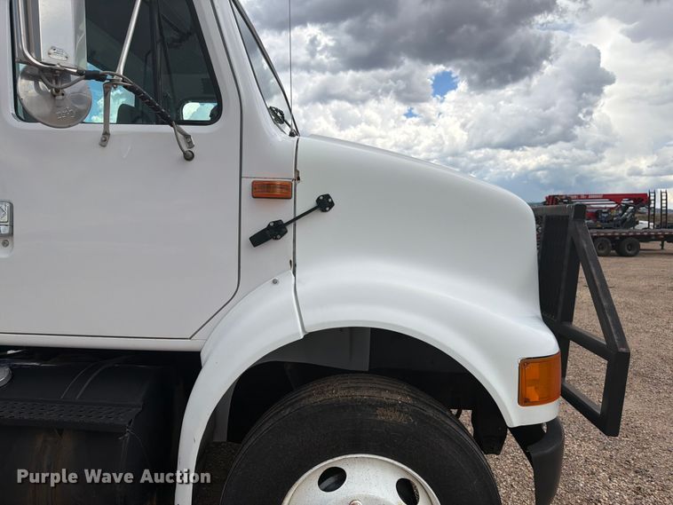image for item FM7617 2001 International 8100 truck cab and chassis