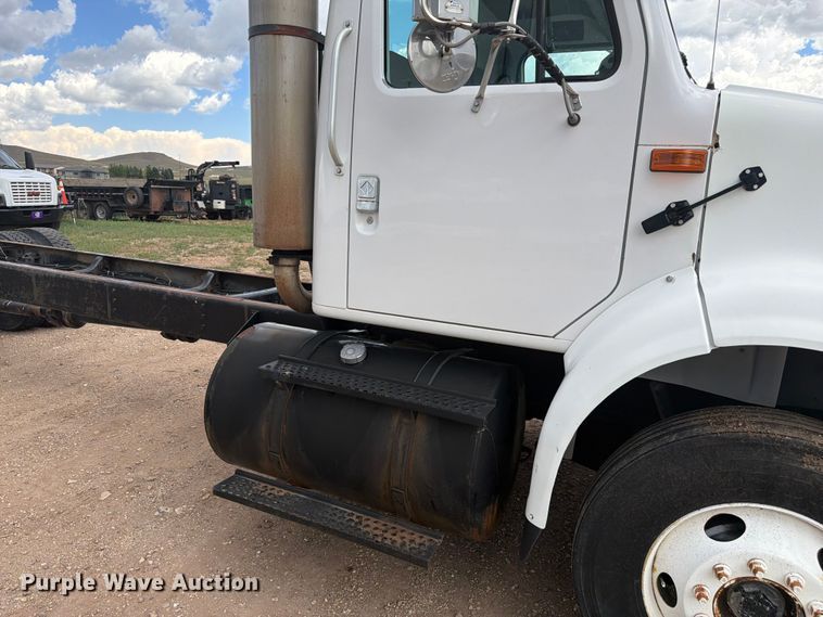 image for item FM7617 2001 International 8100 truck cab and chassis