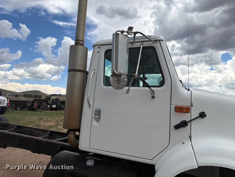 image for item FM7617 2001 International 8100 truck cab and chassis
