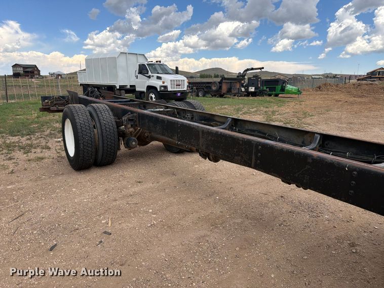 image for item FM7617 2001 International 8100 truck cab and chassis
