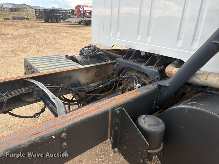 image for item FM7617 2001 International 8100 truck cab and chassis