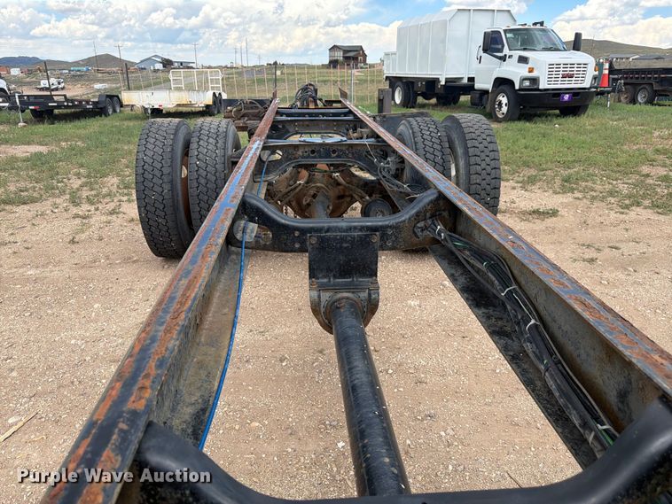image for item FM7617 2001 International 8100 truck cab and chassis