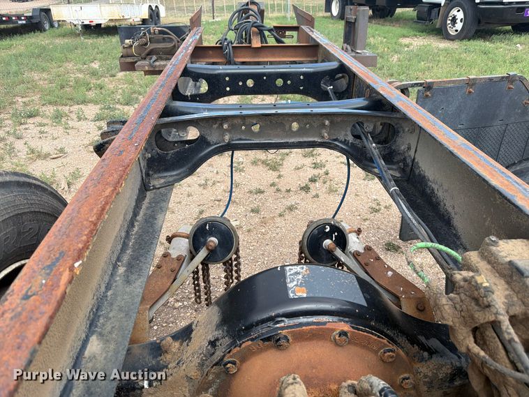 image for item FM7617 2001 International 8100 truck cab and chassis