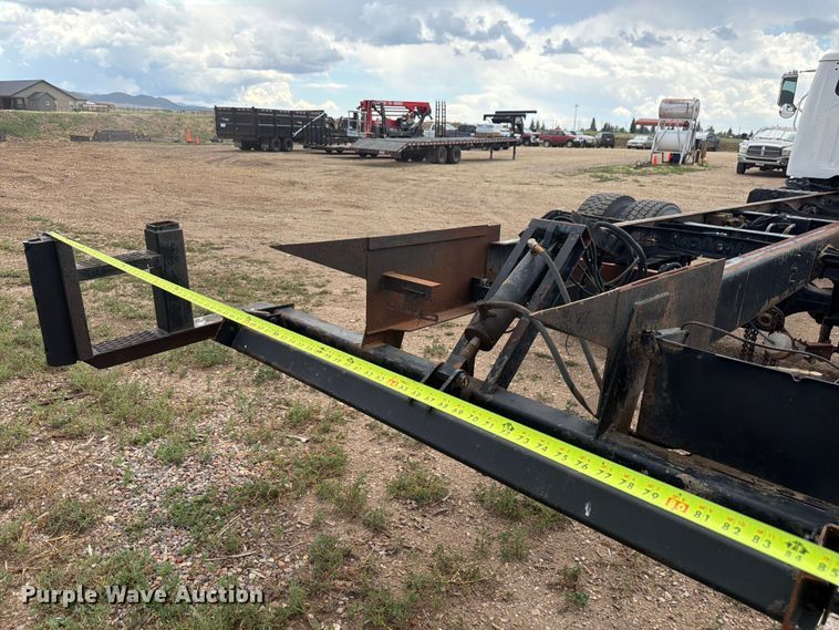 image for item FM7617 2001 International 8100 truck cab and chassis