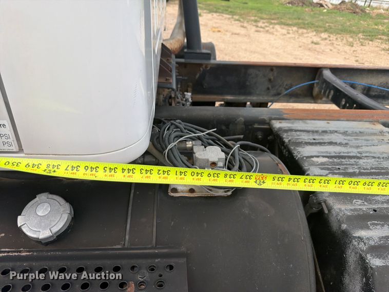 image for item FM7617 2001 International 8100 truck cab and chassis