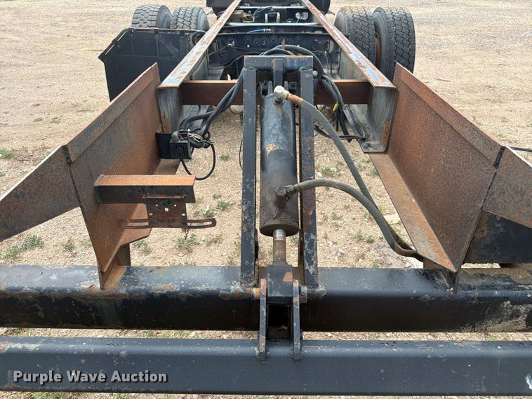 image for item FM7617 2001 International 8100 truck cab and chassis