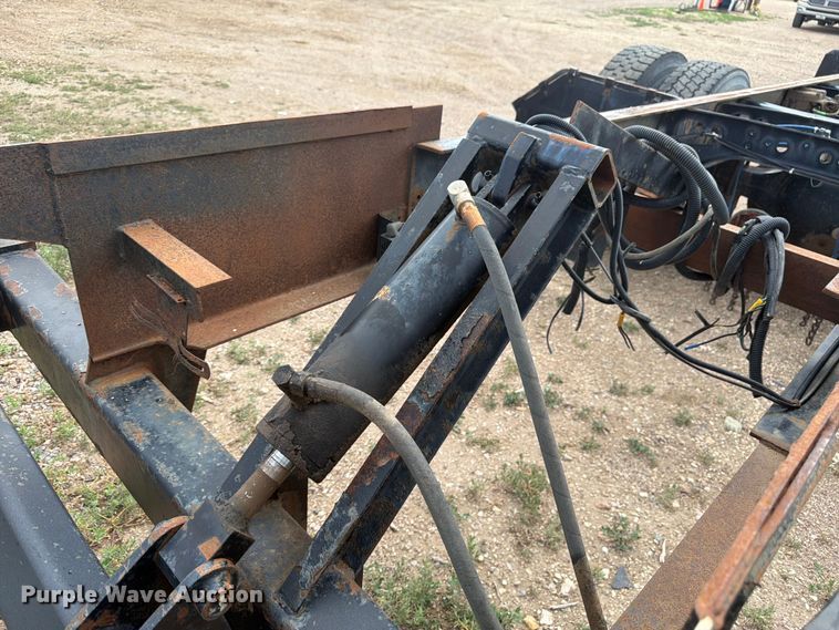 image for item FM7617 2001 International 8100 truck cab and chassis