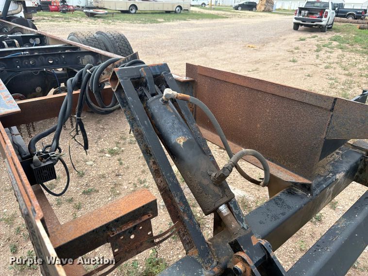 image for item FM7617 2001 International 8100 truck cab and chassis