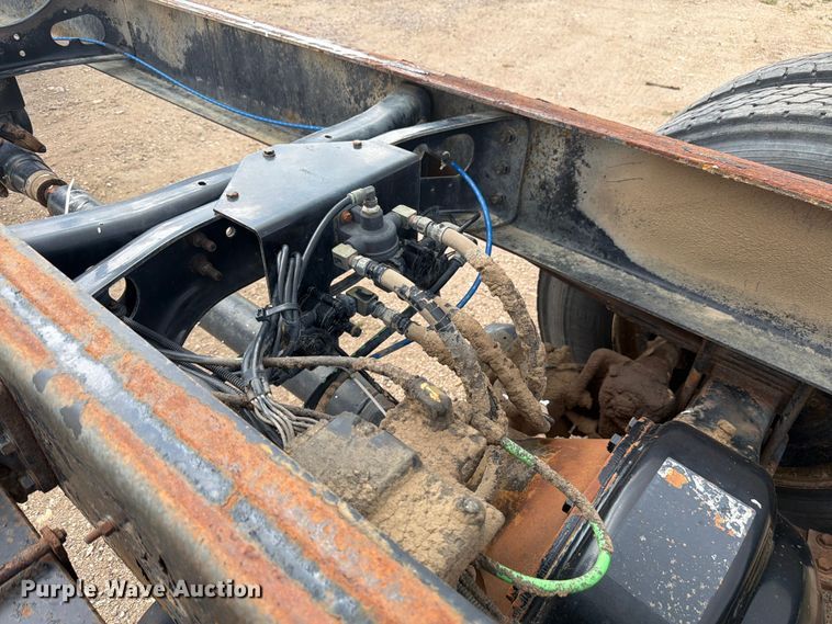 image for item FM7617 2001 International 8100 truck cab and chassis