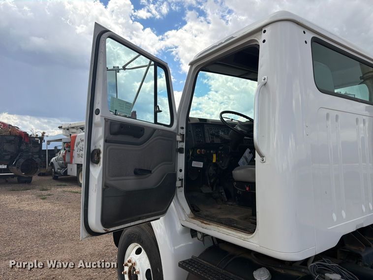 image for item FM7617 2001 International 8100 truck cab and chassis