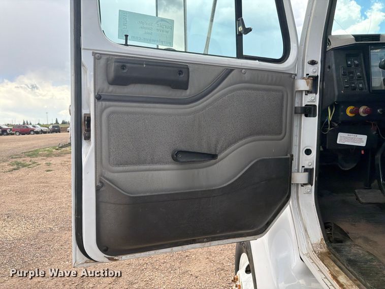 image for item FM7617 2001 International 8100 truck cab and chassis