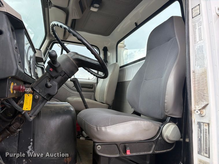 image for item FM7617 2001 International 8100 truck cab and chassis