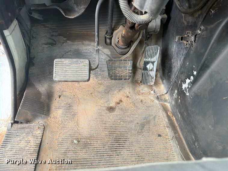 image for item FM7617 2001 International 8100 truck cab and chassis