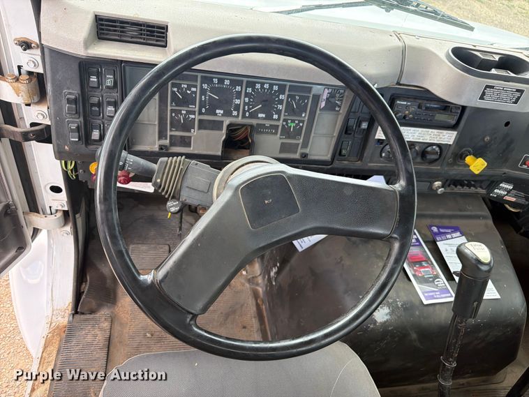 image for item FM7617 2001 International 8100 truck cab and chassis