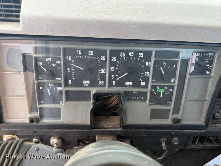 image for item FM7617 2001 International 8100 truck cab and chassis