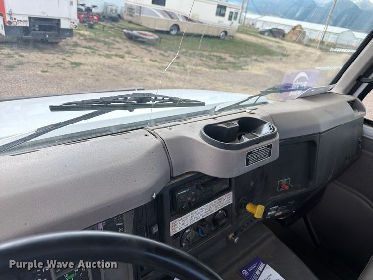 image for item FM7617 2001 International 8100 truck cab and chassis