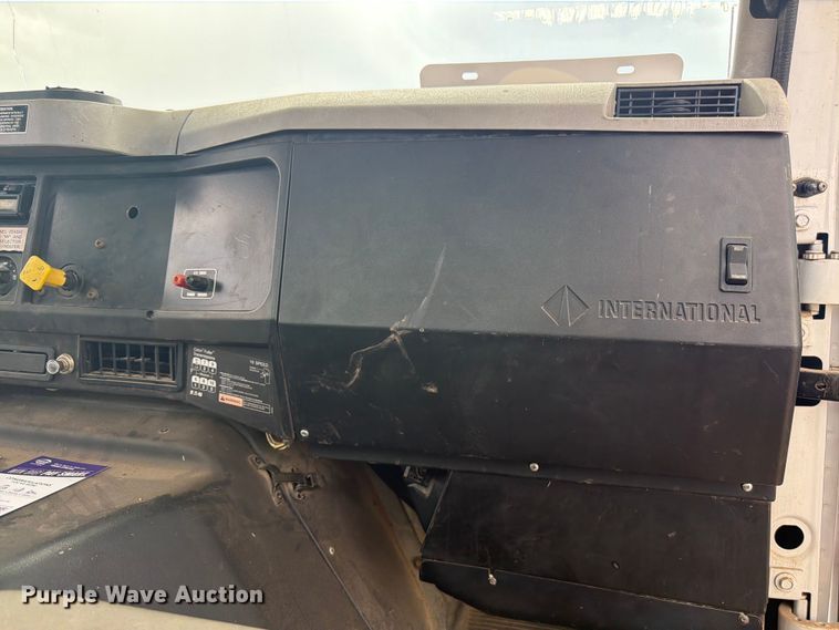 image for item FM7617 2001 International 8100 truck cab and chassis