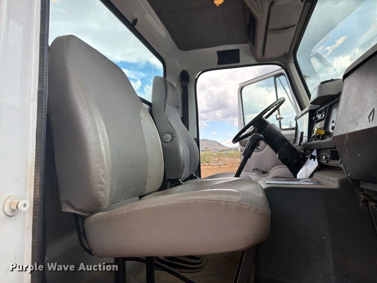 image for item FM7617 2001 International 8100 truck cab and chassis