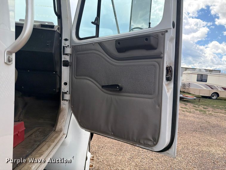 image for item FM7617 2001 International 8100 truck cab and chassis