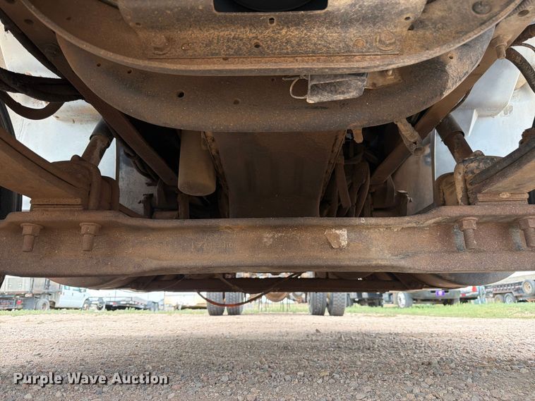 image for item FM7617 2001 International 8100 truck cab and chassis