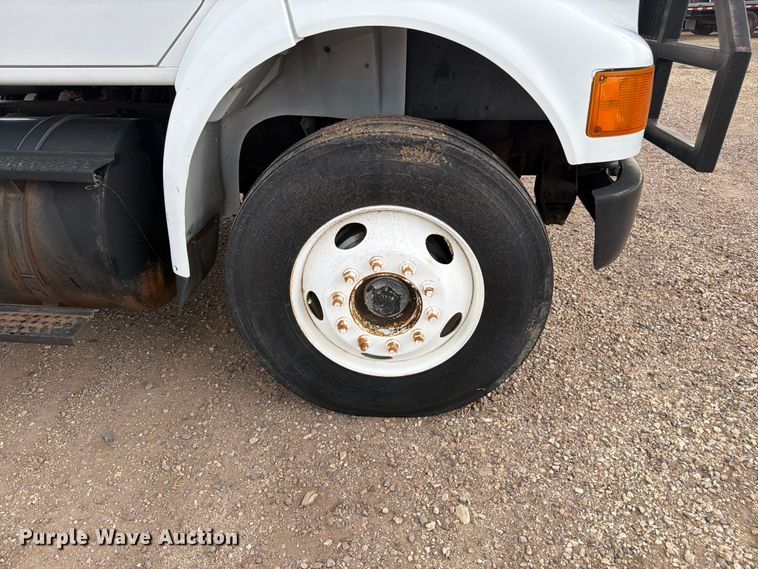 image for item FM7617 2001 International 8100 truck cab and chassis