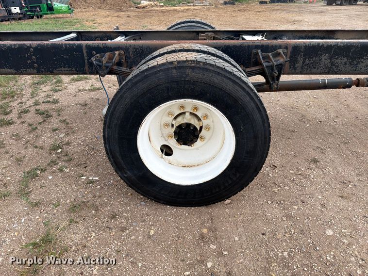 image for item FM7617 2001 International 8100 truck cab and chassis