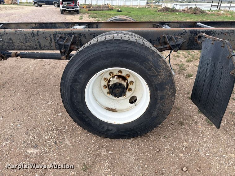 image for item FM7617 2001 International 8100 truck cab and chassis