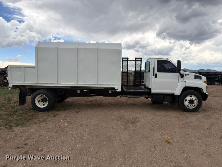 image for item FM7618 2007 GMC C7500 chipper truck
