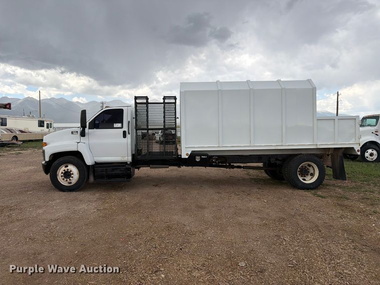 image for item FM7618 2007 GMC C7500 chipper truck