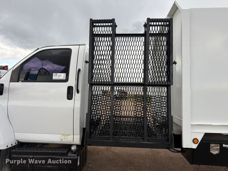 image for item FM7618 2007 GMC C7500 chipper truck