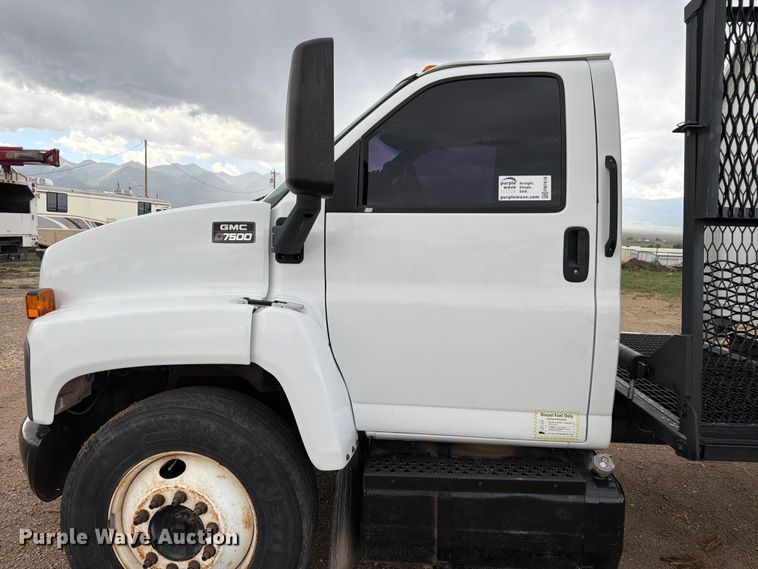 image for item FM7618 2007 GMC C7500 chipper truck