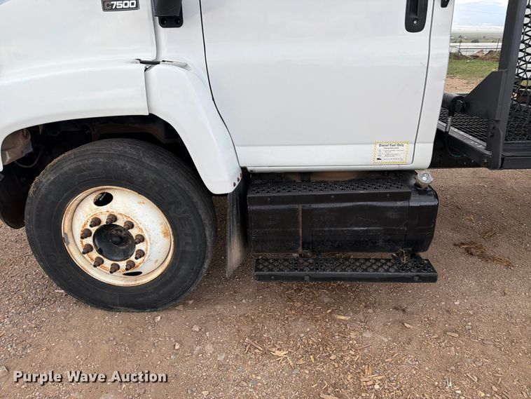 image for item FM7618 2007 GMC C7500 chipper truck