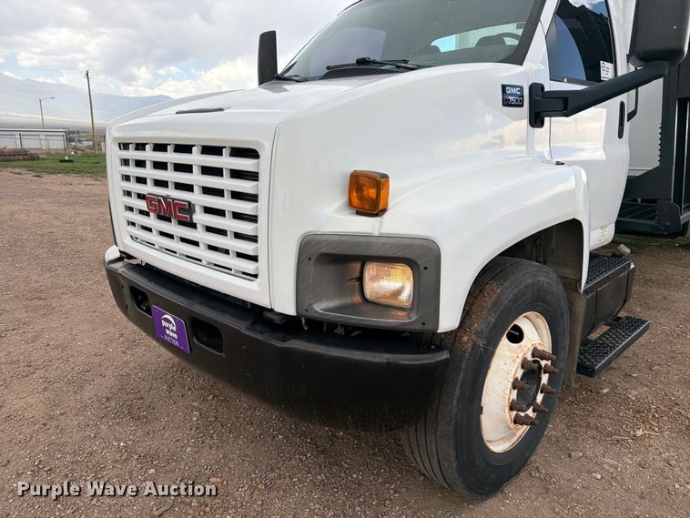 image for item FM7618 2007 GMC C7500 chipper truck