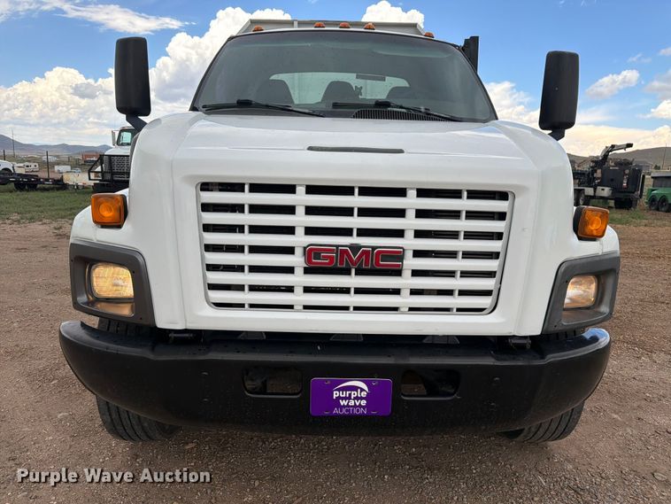 image for item FM7618 2007 GMC C7500 chipper truck