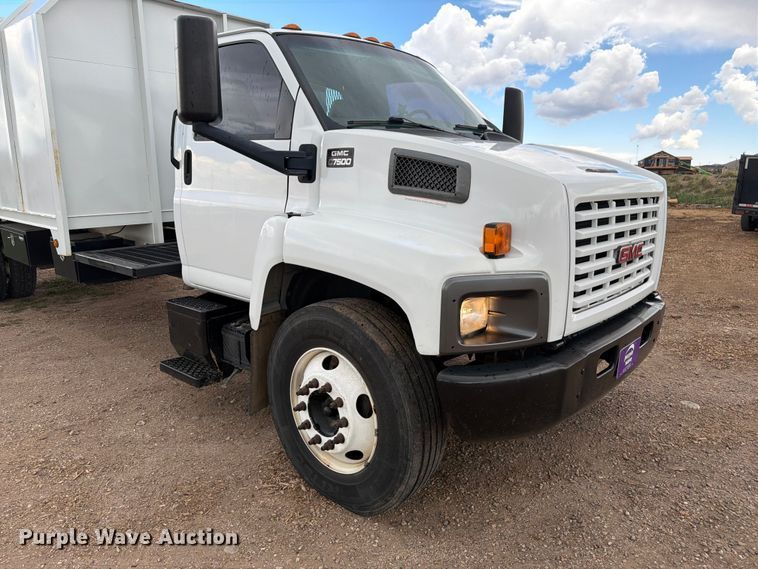 image for item FM7618 2007 GMC C7500 chipper truck