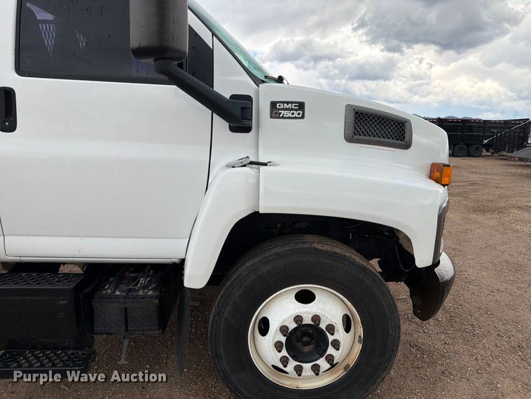 image for item FM7618 2007 GMC C7500 chipper truck