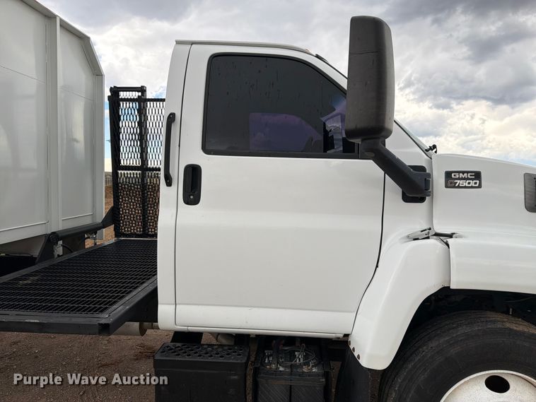 image for item FM7618 2007 GMC C7500 chipper truck