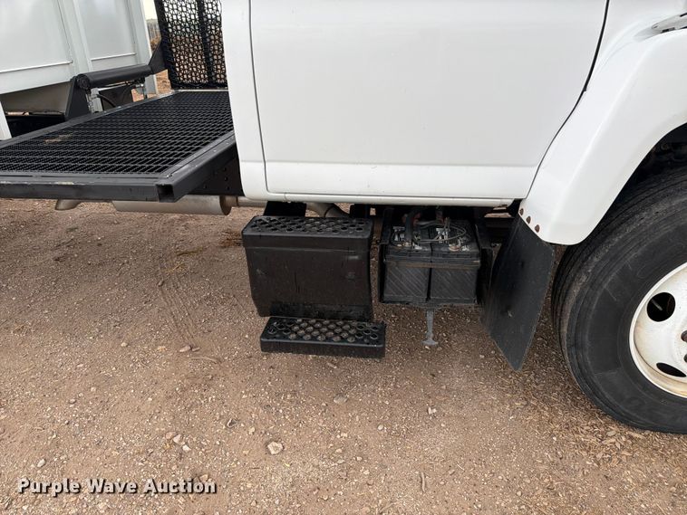 image for item FM7618 2007 GMC C7500 chipper truck