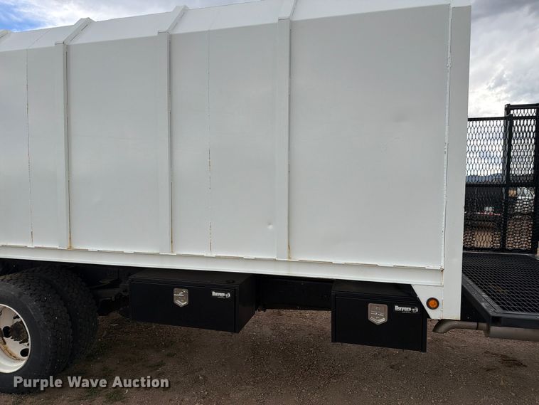 image for item FM7618 2007 GMC C7500 chipper truck