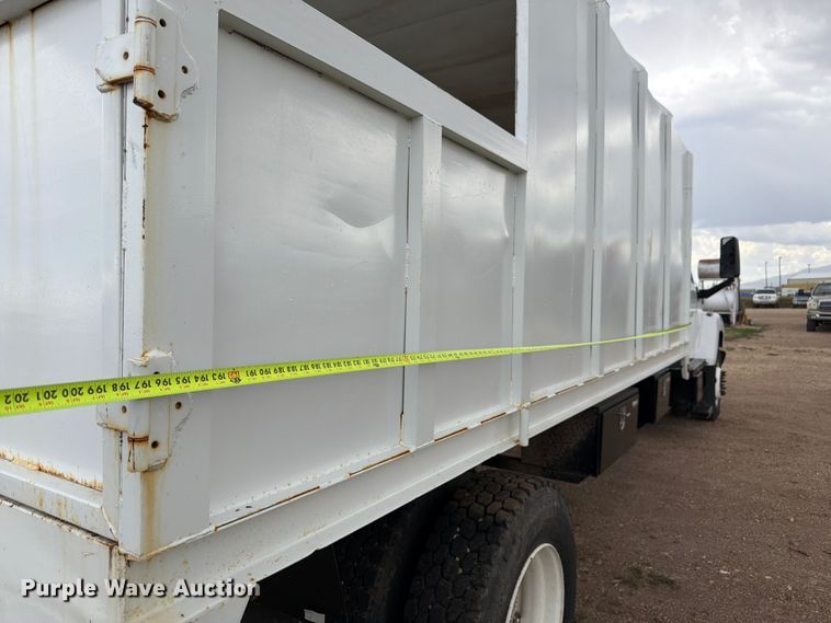 image for item FM7618 2007 GMC C7500 chipper truck