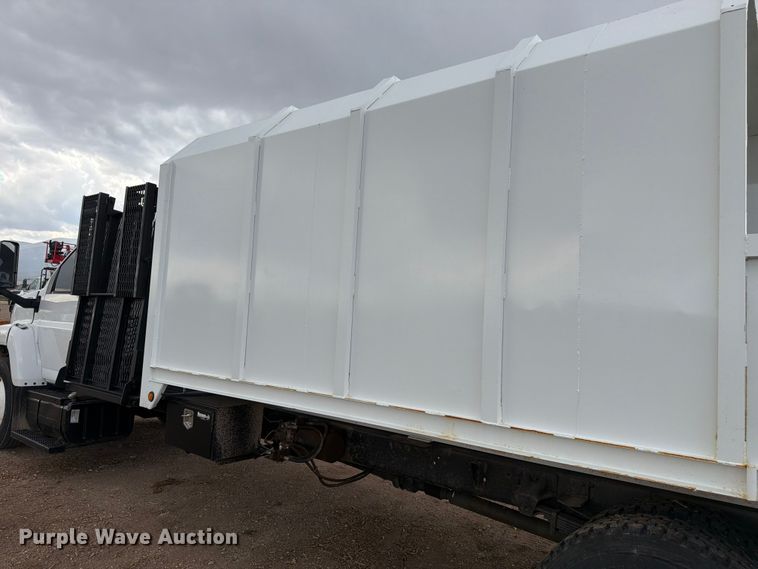 image for item FM7618 2007 GMC C7500 chipper truck
