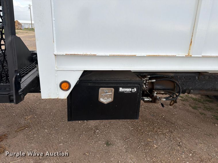 image for item FM7618 2007 GMC C7500 chipper truck