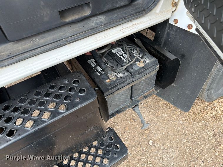 image for item FM7618 2007 GMC C7500 chipper truck
