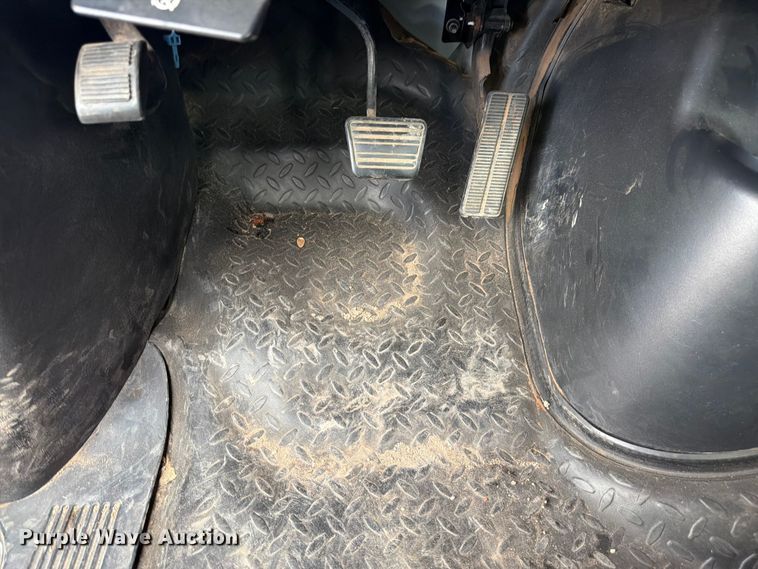 image for item FM7618 2007 GMC C7500 chipper truck