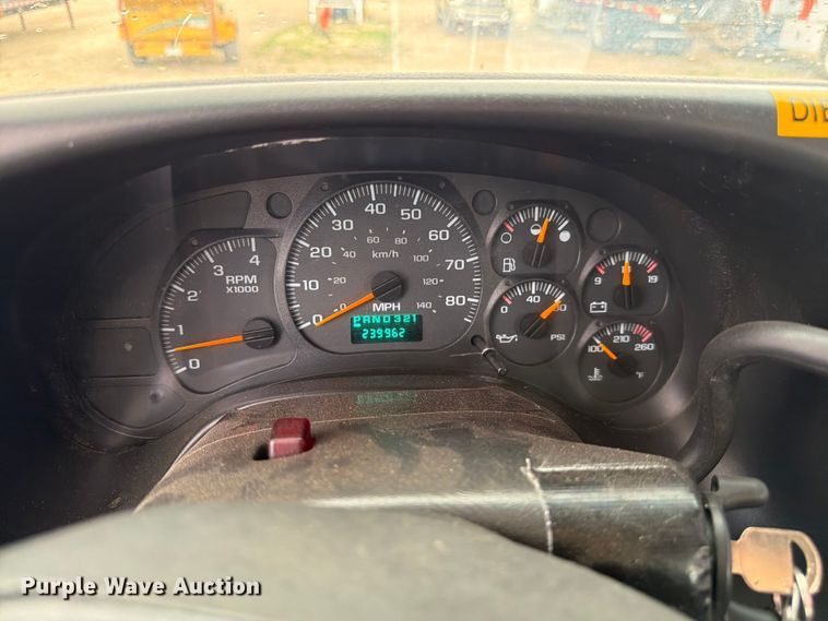 image for item FM7618 2007 GMC C7500 chipper truck